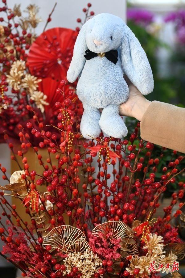 过年买花忙，武汉市民喜欢寓意好的“浓颜系”年宵花